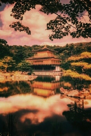 Японский домик на берегу озера обои