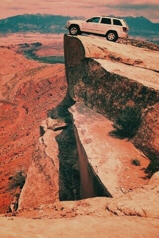 Внедорожник в горах обои