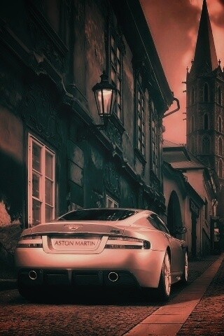 Aston Martin в старинном городе обои