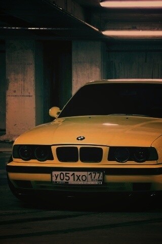 BMW M5 на стоянке обои