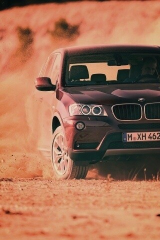 Кроссовер BMW в заносе обои