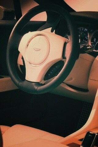 Салон Астон Мартина обои