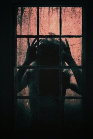 Страшная девоча в окне обои