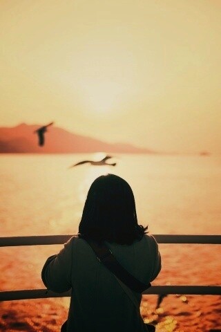 Девочка глядит на озеро обои