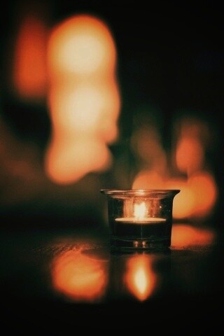 Свеча во тьме обои