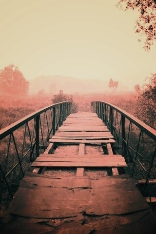 Старый мост на черно-белом фото обои