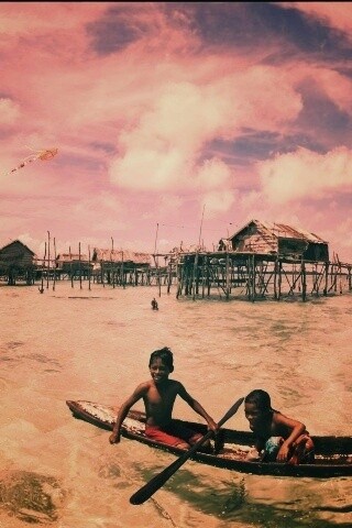 Дети в лодке у поселения туземцев обои