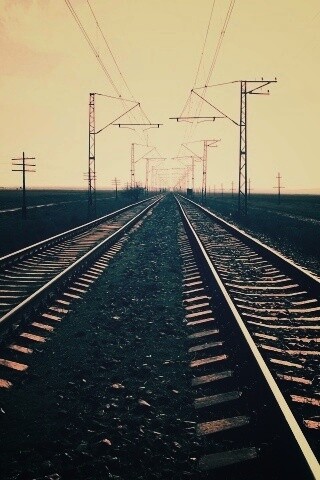 Железная дорога уходит вдаль обои
