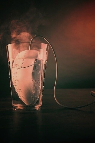 Дымящаяся мышка в стакане воды обои