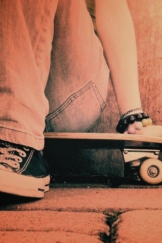 Девушка сидящая на скейте обои