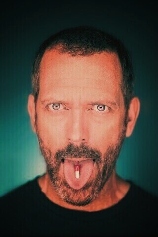 Доктор Хаус с таблеткой на языке обои