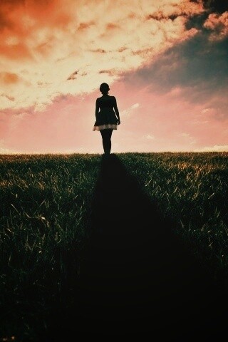 Силуэт девочки на поле обои