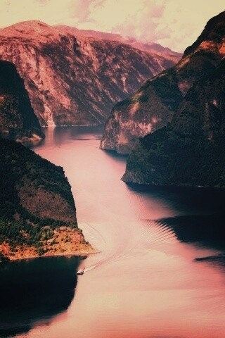 Лодка на реке среди высоких гор обои