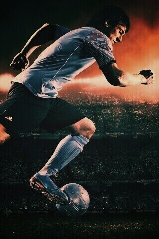 Футболист с мячом обои