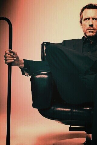 Хью Лори в кресле обои