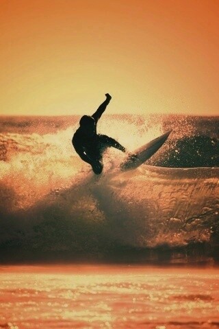 Сёрфер поймал волну обои