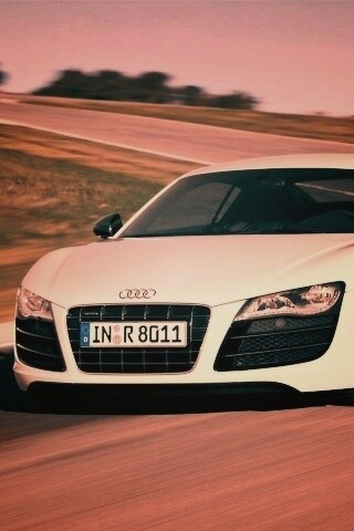 Белый Audi на повороте обои