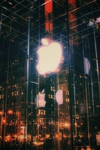 Отражение логотипа Apple в стеклянном здании обои