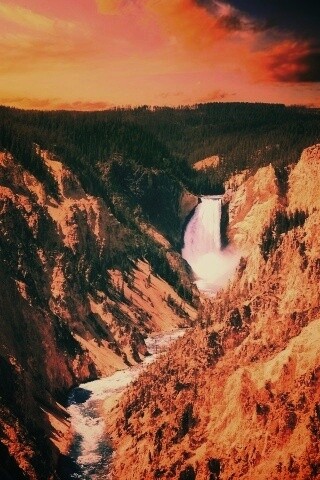 Водопад в скалистой местности обои