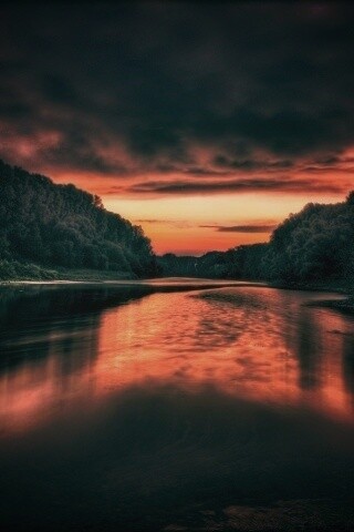 Багровый закат и водная гладь обои