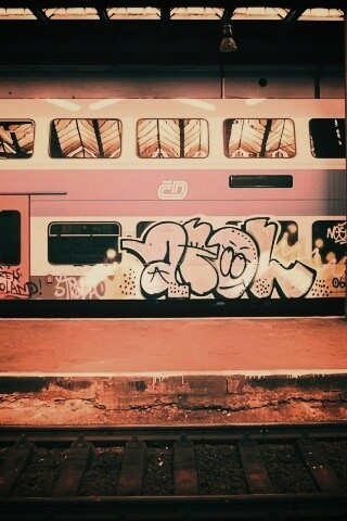 Изрисованный вагон метро обои