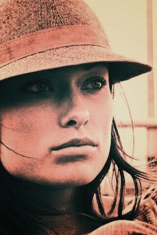 Оливия Уайлд в шикарной шляпе обои