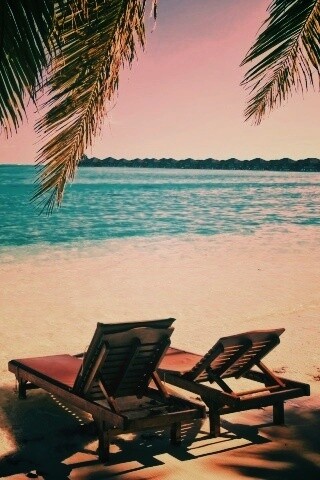 Шезлонги у самой воды обои