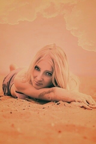 Девушка на песке обои