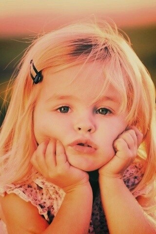 Малышка грустит обои