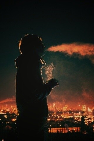 Курящий на крыше парень обои