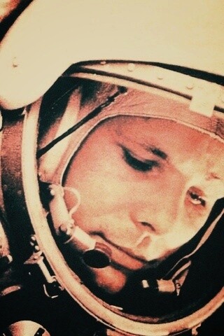 Юрий Гагарин в скафандре обои