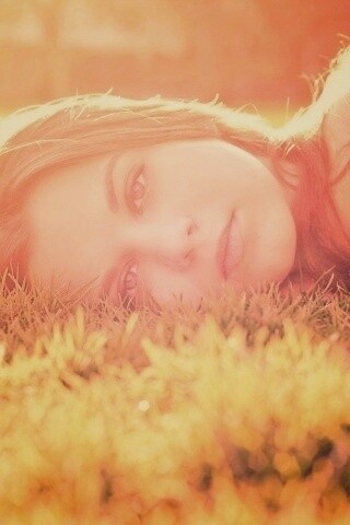 Девушка на траве обои