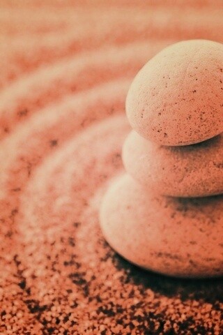 Пирамидка в саду камней обои