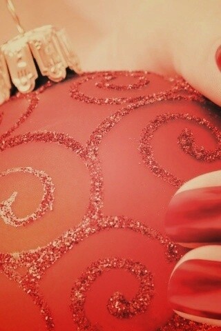 Елочная игрушка в руке обои