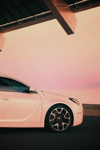 Белый седан под крышей обои