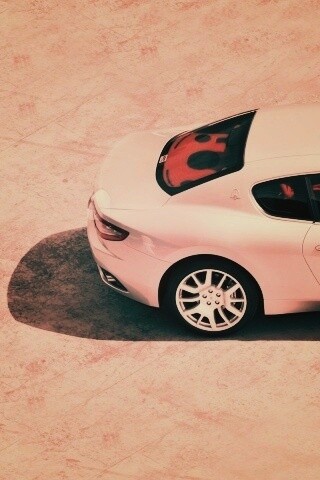 Белая мазерати на солнцепеке обои