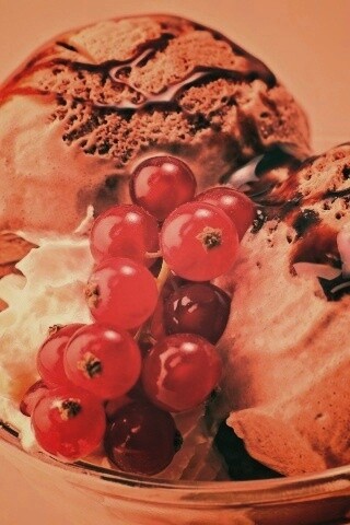 Шоколадное мороженое со смородинкой обои