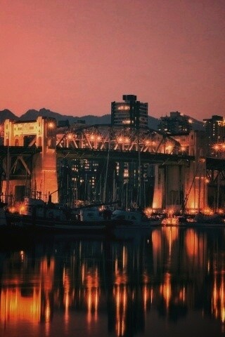 Мост и катера на закате обои