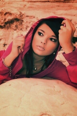 Девушка в розовой накидке обои