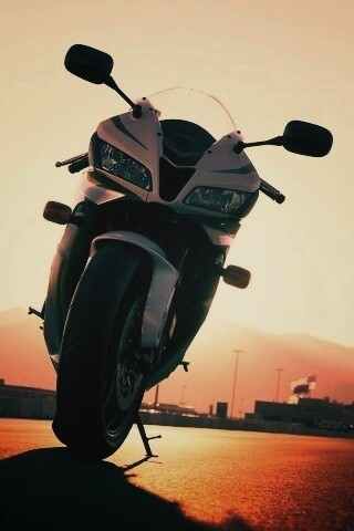 Мотоцикл на фоне заходящего солнца обои
