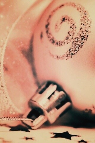 Ёлочный шарик белого цвета обои