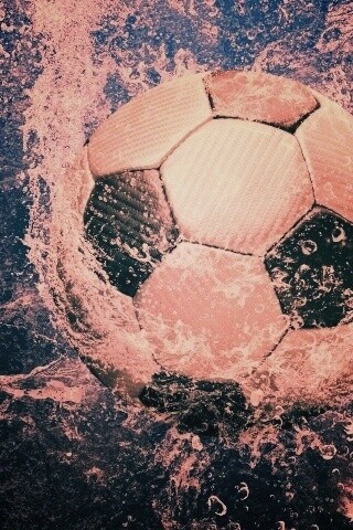 Футбольный мяч в воде обои