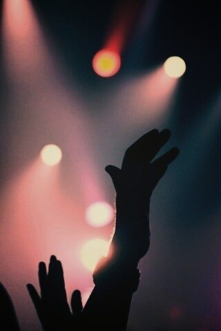 Руки людей на концерте обои