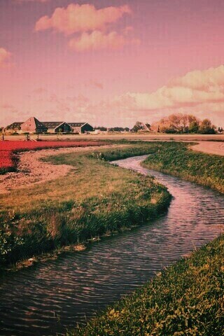 Канал вдоль дороги обои