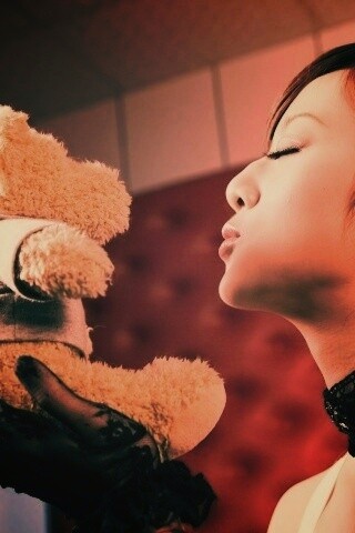 Азиатка любит медвежонка обои