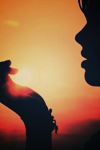 Солнце в ладони обои