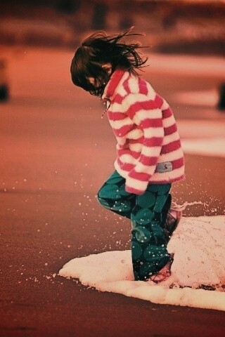 Ребенок и волна обои