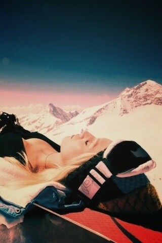 Лыжница отдыхает в горах обои