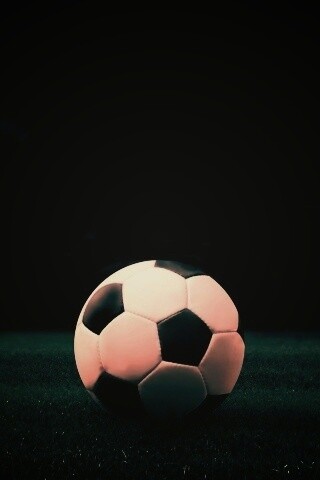 Футбольный мяч на темном поле обои