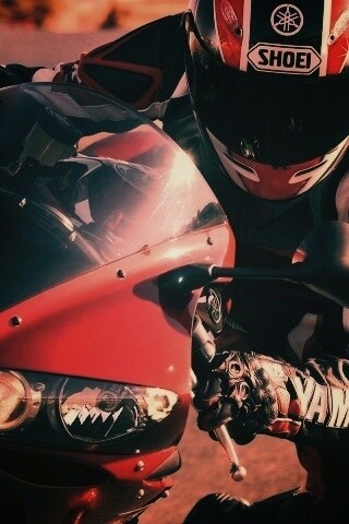 Мотоциклист на красной ямахе обои